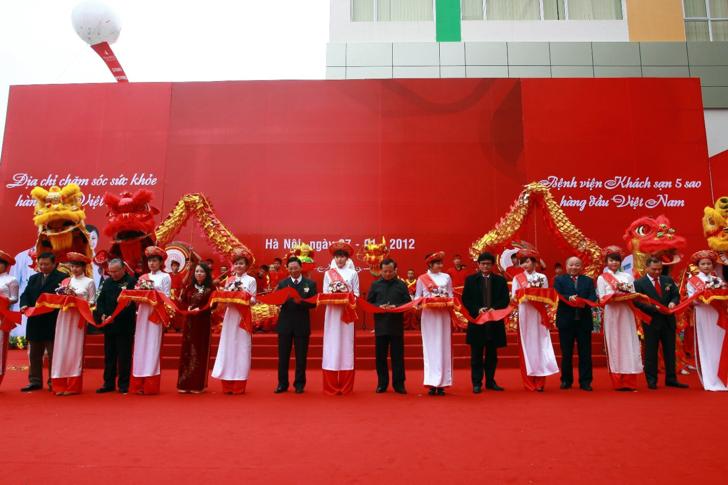 Khai Trương, Khánh Thành